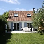 A L'ombre Du Prunier 3*